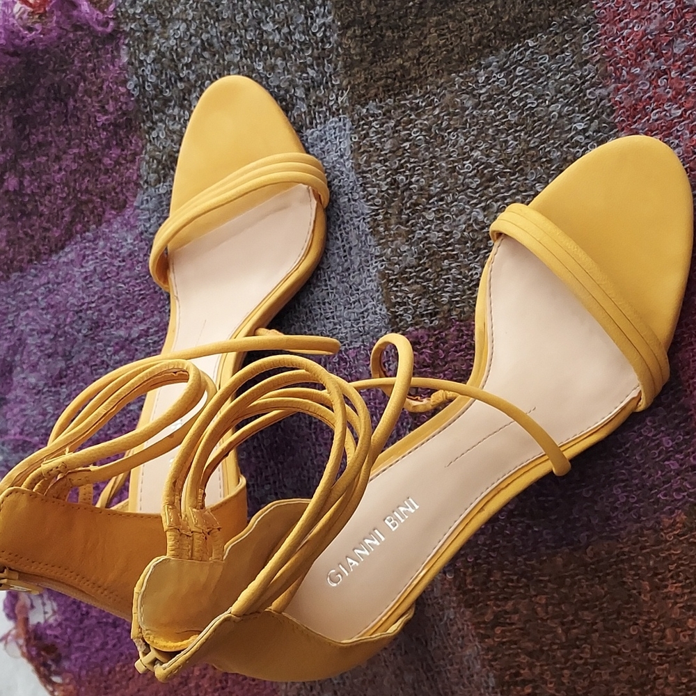 Gianni Bini size 9 mustard color heels